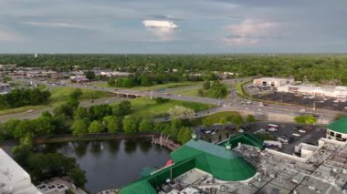 Lexington, Kentucky 'deki işlek kavşağın yanındaki alışveriş merkezinin hava görüntüleri.