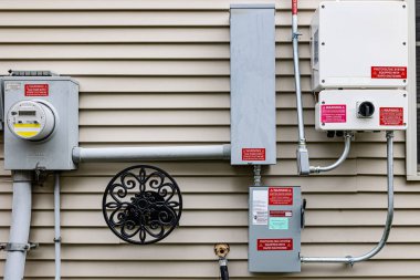 Bir yerleşim yerindeki bir binanın güneş enerjisi sistemi..