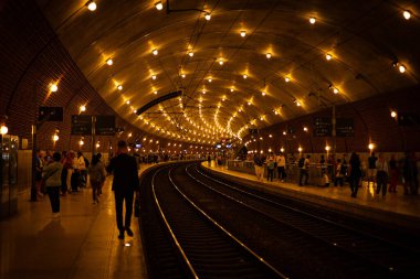 Şehir metrosunun gece manzarası