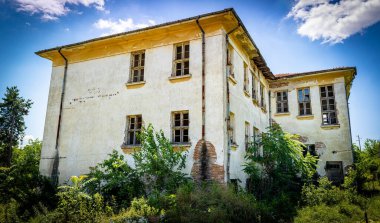 Bulgar köyünde terk edilmiş beyaz bina