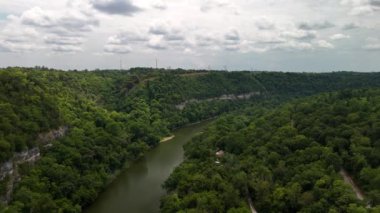 Yazın dağlardaki nehrin havadan görünüşü.