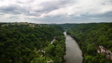 Kentucky 'de ormandan akan bir nehir.