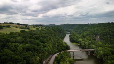 Bulutlu bir gökyüzü ile güzel bir nehir görüntüsü.