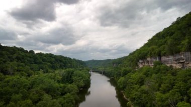 Parktaki nehrin güzel manzarası