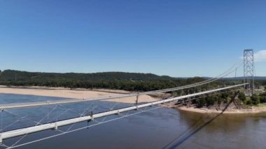 Mississippi nehri üzerindeki küçük Illinois şehrinde bir köprü.