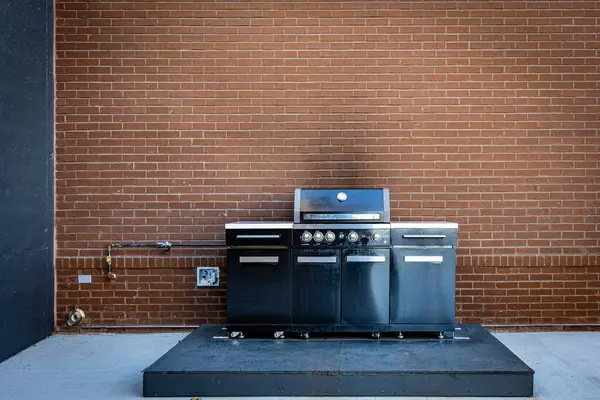 Büyük bir bbq ile eski tuğla duvar