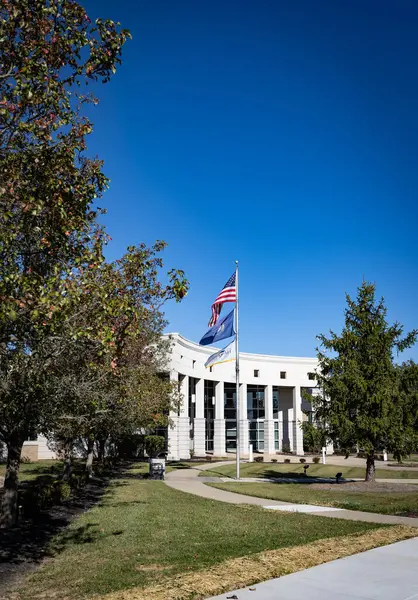 Kentucky, Floransa 'daki hükümet binası önünde bir ankette KY bayrağı belirlendi