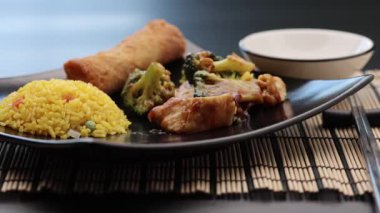 Kızarmış tavuk, pilav, sebze ve baharat.