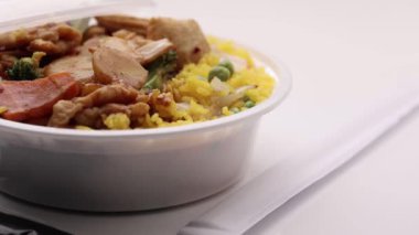 Kutudaki Tayland yemeği