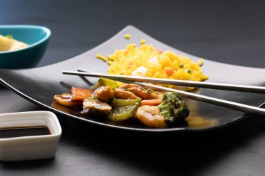 Japon mutfağı. Tavuk ve sebzeli kızarmış pirinç.