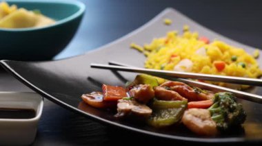 Kızarmış tavuğu tabakta sebzeyle karıştır