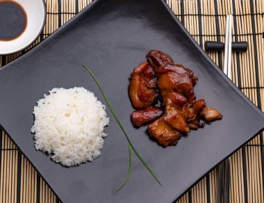 Kızarmış tavuk ve pilav