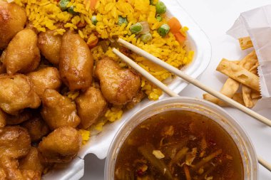 Kızarmış pilav ve çorbalı tavuk.