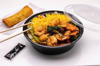 Kara kutuda karides ve kızarmış pirinç.