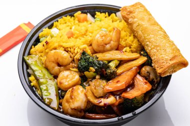 Kızarmış pirinç, karides ve sebzeli.