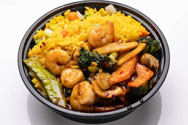 Karides ve sebzeli Asya pirinci.