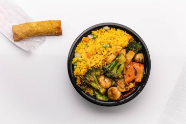 Karides, sebze ve Çin yemeği ile Asya usulü kızarmış pirinç.