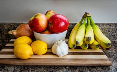 Mutfakta muz, elma, limon, sarımsak ve soğan var.. 