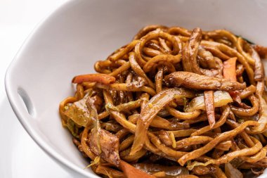 Kızarmış erişteyi sebze ve tavukla karıştırın.