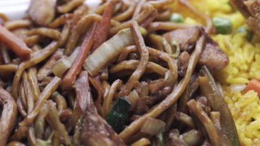 Lezzetli Asya yemeklerinin yakın görüntüsü