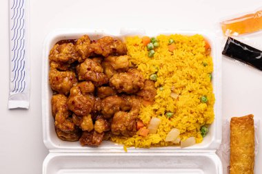 Kızarmış pirinç ve sebzeli tavuk..