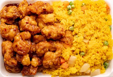 Pirinç ve sebzeli kızarmış tavuk.
