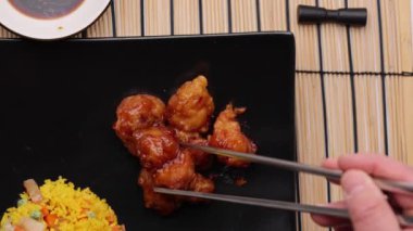 Kızarmış tavuğun mutfak fotoğrafı.