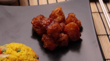 General Tso tavuk yemeği.
