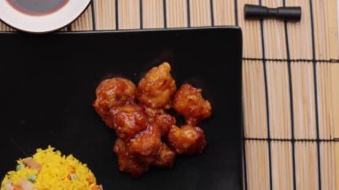 Kızarmış tavuk ve sarı pirinç.