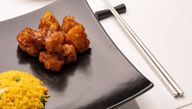 Teriyaki soslu tavuk.