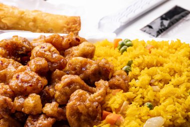 Tavuklu ve sebzeli Çin pilavı, yakın çekim.