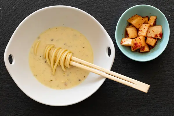 Makarnalı leziz kremalı çorba, üst manzara.