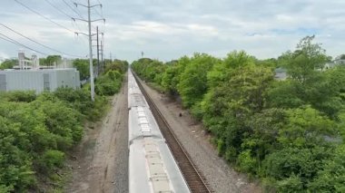 Şehirdeki demiryolu raylarının havadan görüntüsü