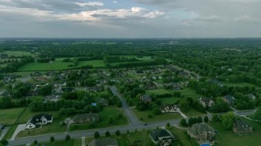 Kenar mahallelerdeki küçük bir köyün hava aracı görüntüsü