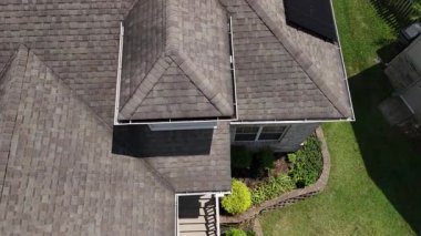 Evin çatısındaki modern güneş panellerinin havadan görünüşü..