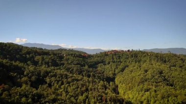 Tatil köyü dağlarının tepesinden manzara