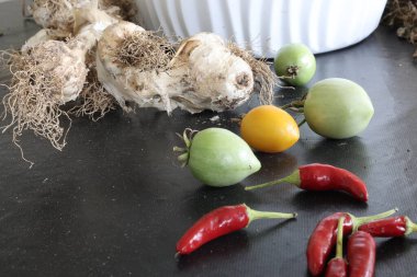 Lezzetli taze toplanmış yiyeceklerin yakın görüntüsü