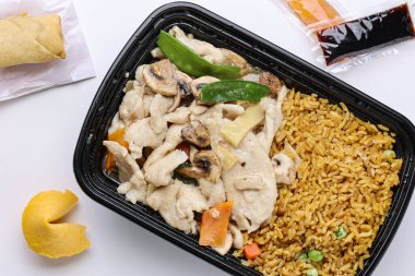 Sebzeli tavuk pilavı.