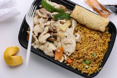 tavuklu pilav, sebze ve sahanda yumurta