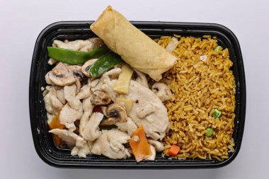 Tavuk ve kızarmış pirinç.