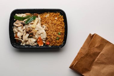 Beyaz arka planda pilav ve kızarmış tavuk. en üstteki görünüm.