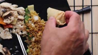 Tavuk ve sebzeli kızarmış pilav.