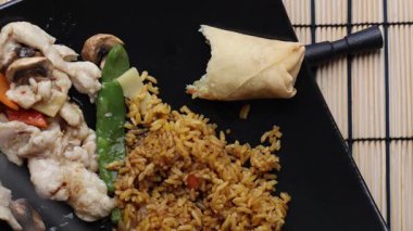 Kızarmış tavuğu pirinç ve sebzeyle karıştır.