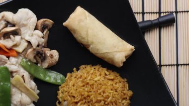 Tavuklu pilav ve sebze tabağı.