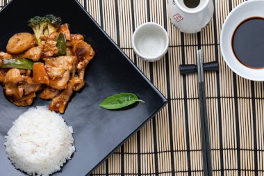 Teriyaki soslu kızarmış tavuk ve pilav.