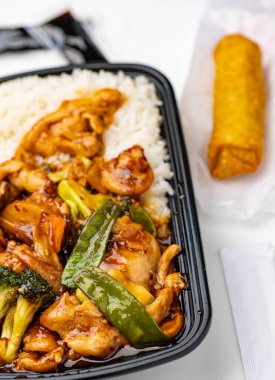 Sebzeli pilav ve tavuk.