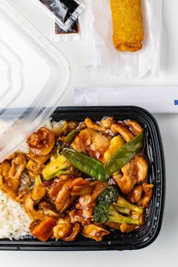 Beyaz arka planda lezzetli yiyeceklerin yakın görüntüsü