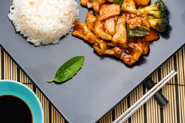 Soya soslu kızarmış tavuk ve pilav.