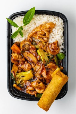 Siyah kutuda pirinçli tavuk.