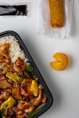 Tavuk ve sebzeli pilav. sağlıklı yiyecekler